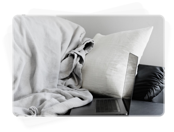 3D-Illustration: Hoodie und Hausschuhe der Feel-Good-Produktlinie