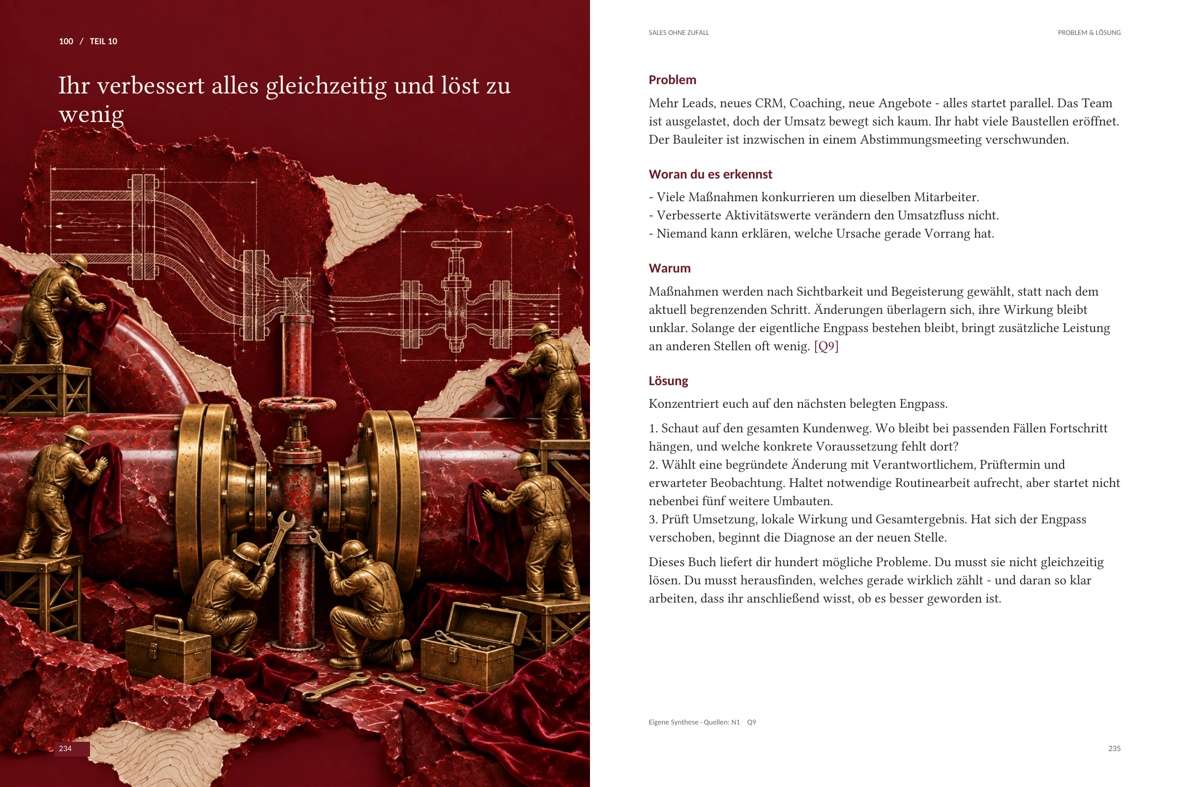 Doppelseite Kapitel 100 „Ihr verbessert alles gleichzeitig und löst zu wenig“: links eine Illustration mit Waage, Zahnrädern und Pfeilen in Messing und Rot, rechts die weiße Textseite mit Problem, Woran du es erkennst, Warum und Lösung