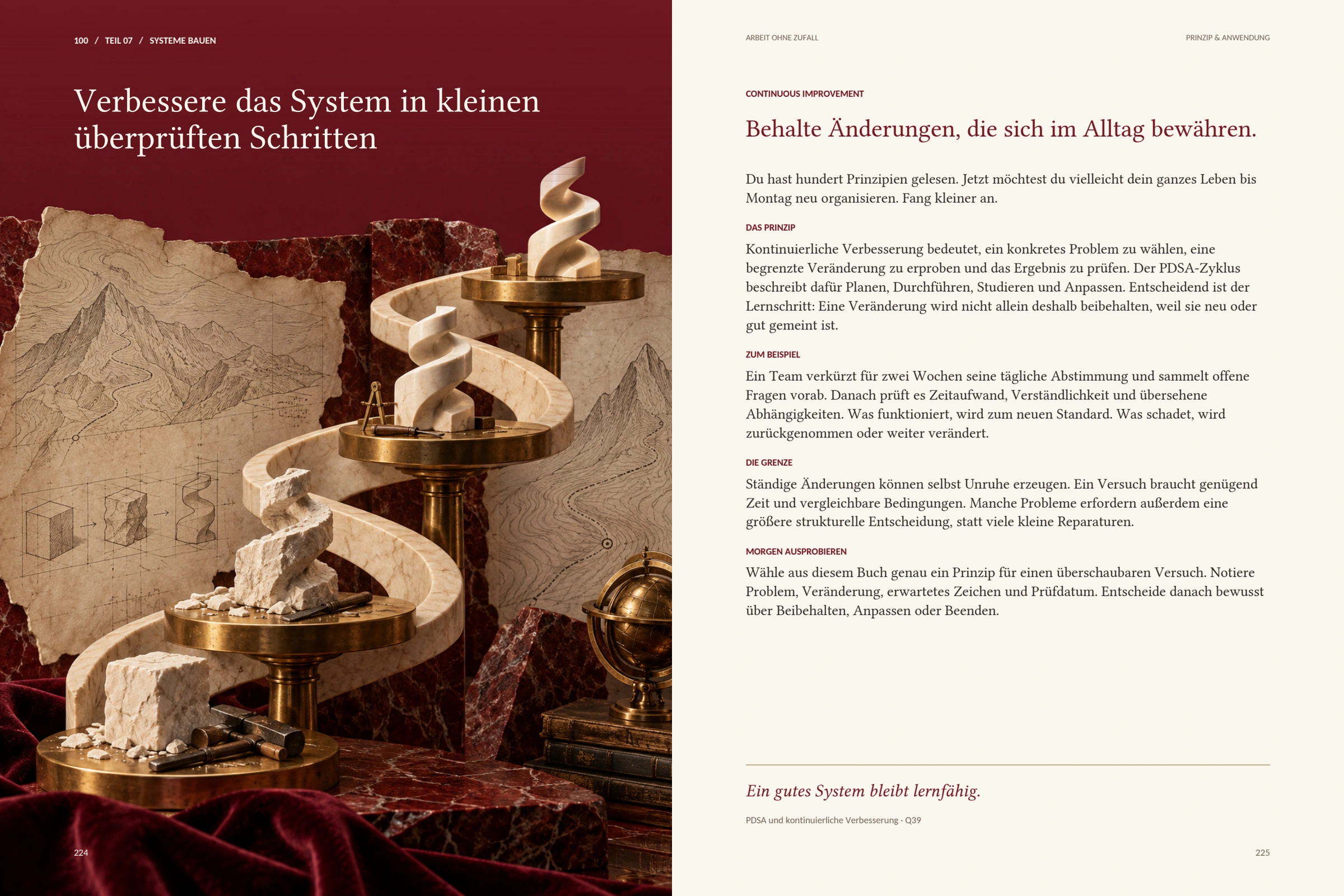 Doppelseite Kapitel 100 „Verbessere das System in kleinen überprüften Schritten“: links eine burgunderfarbene Illustration mit Wendeltreppe, Werkzeugen und Globus, rechts die cremefarbene Textseite mit Erklärung, Beispiel, Grenze und Versuch