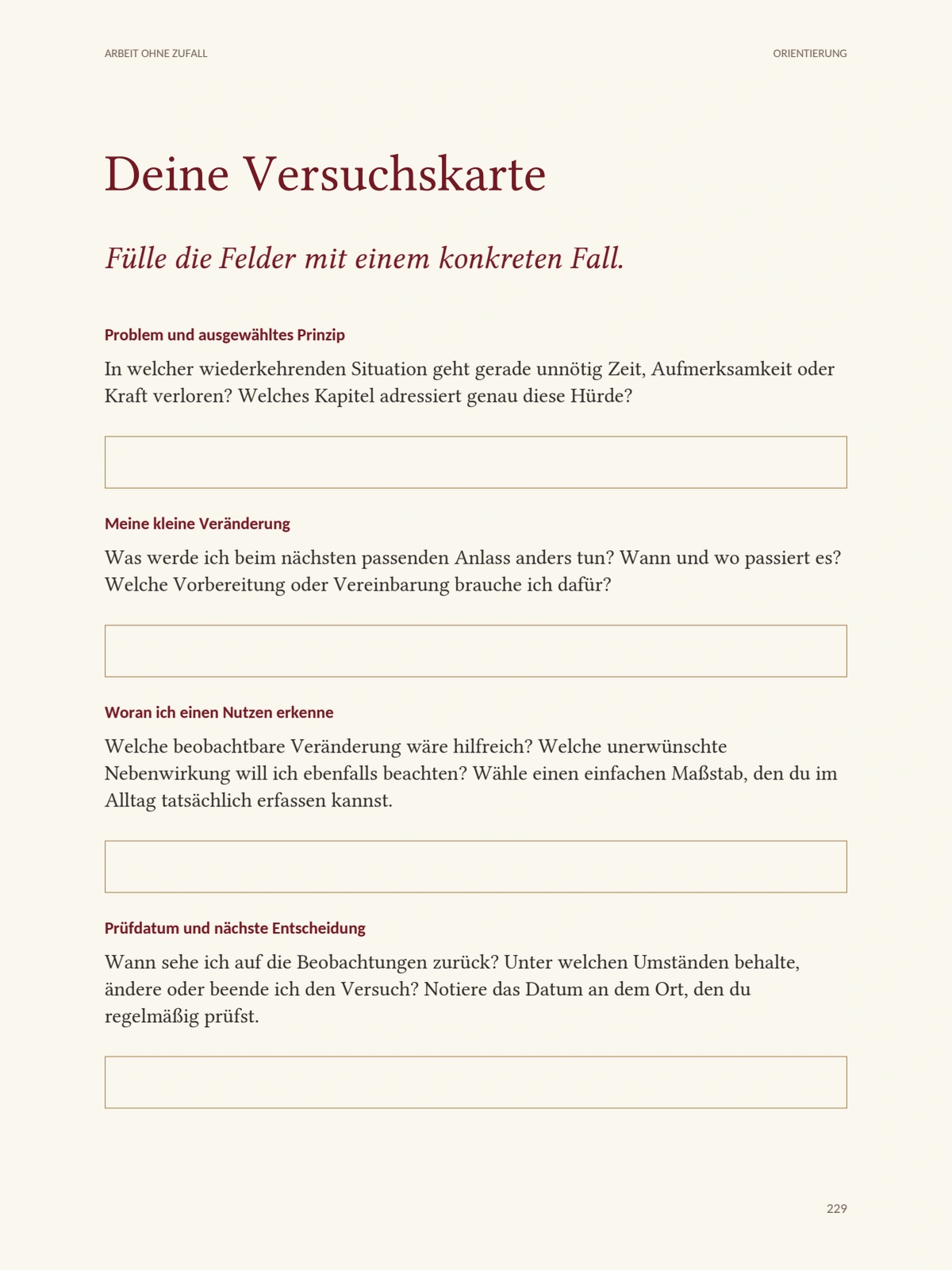 Seite „Deine Versuchskarte“ aus dem Arbeitsteil: cremefarbenes Formular mit Feldern für Problem, Veränderung, erwarteten Nutzen, Maßstab und Prüfdatum