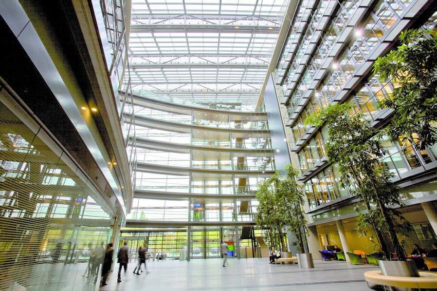 Empfangshalle der apoBank-Zentrale – helle Architektur mit Galerien