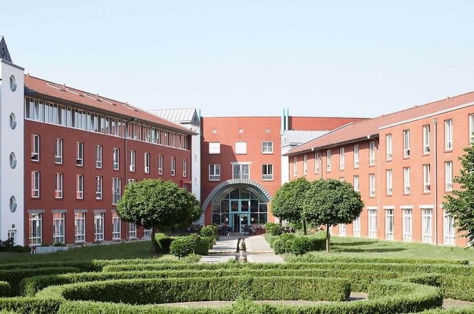 MEDICLIN – Klinikgebäude mit Eingangsrotunde und Gartenhof (Unternehmensfoto)