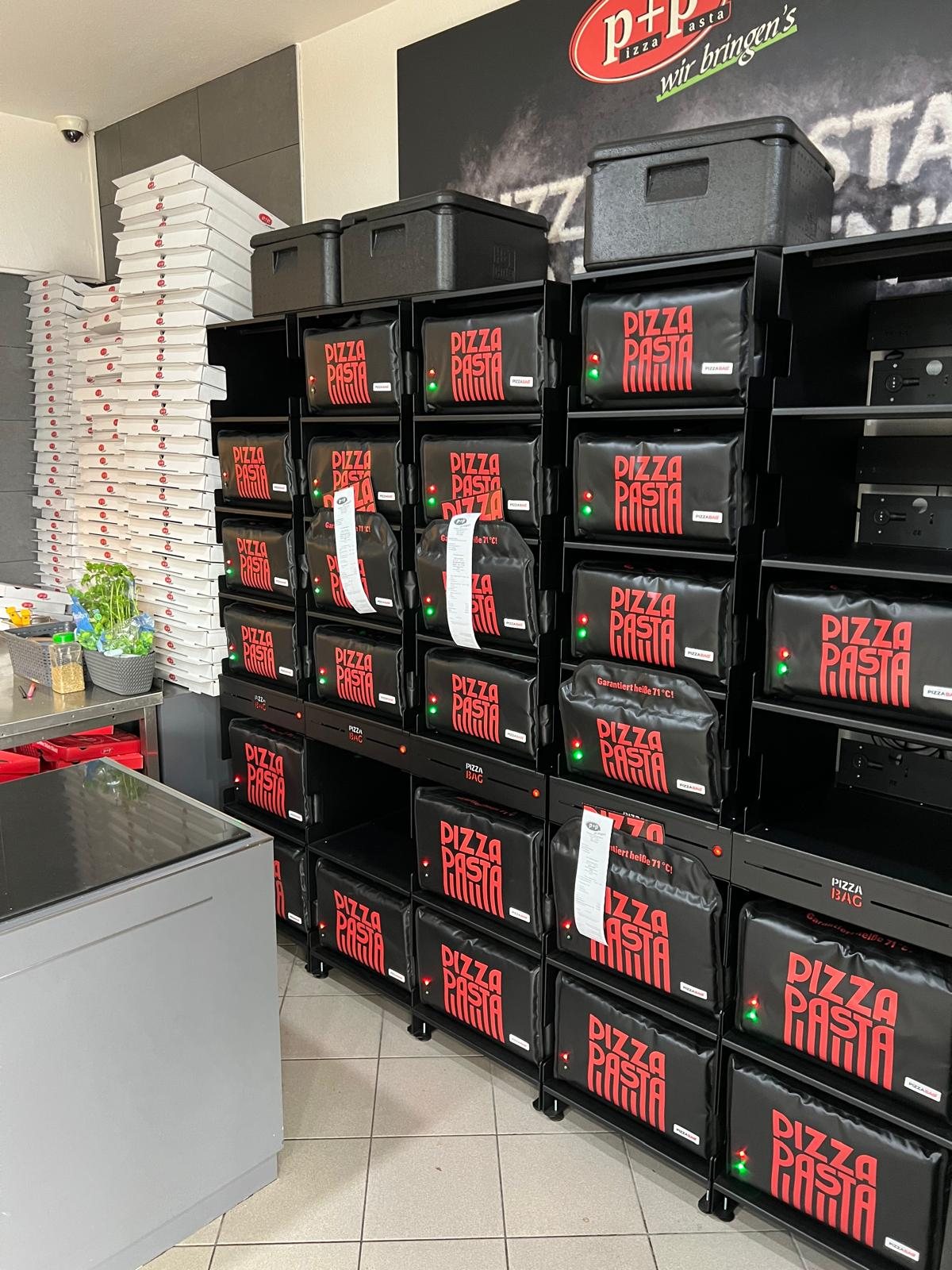 PizzaBag – gestapelte PizzaBag-Lieferboxen im Einsatz bei einem Lieferdienst (offizielles Referenzfoto)