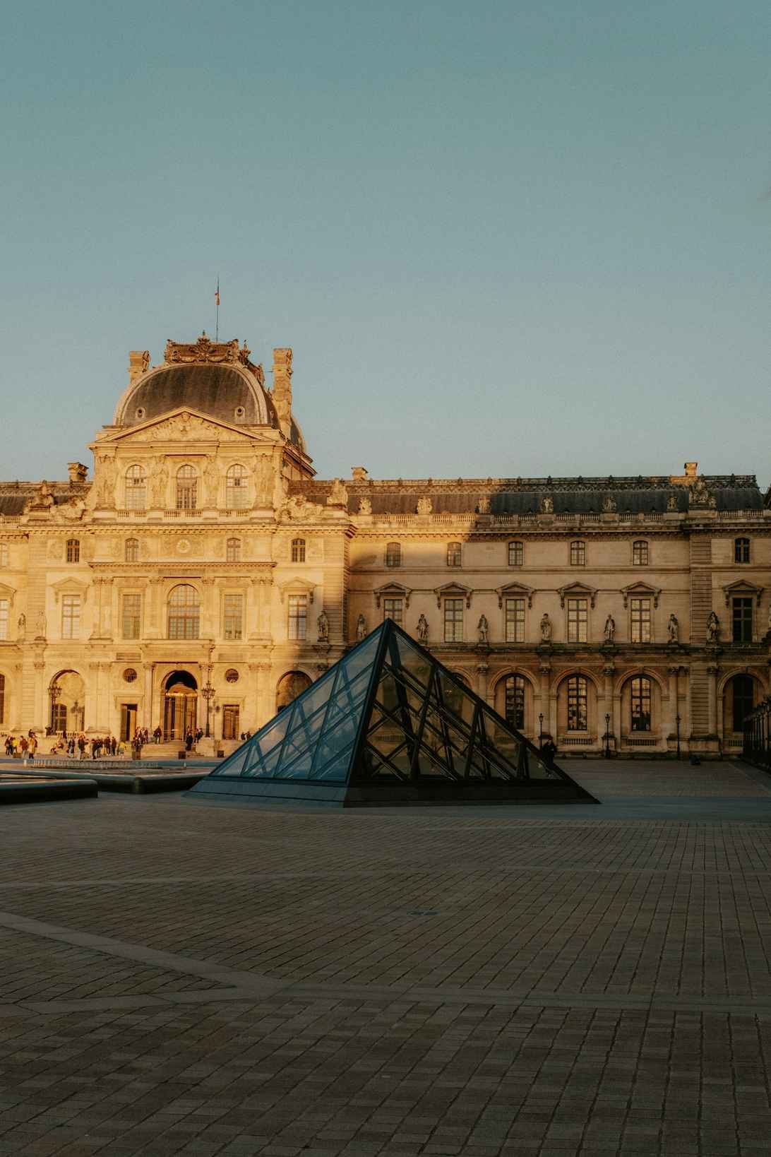 Walks (ehem. Take Walks) – Glaspyramide und Palastfassade des Louvre in Paris (offizielles Tourfoto)